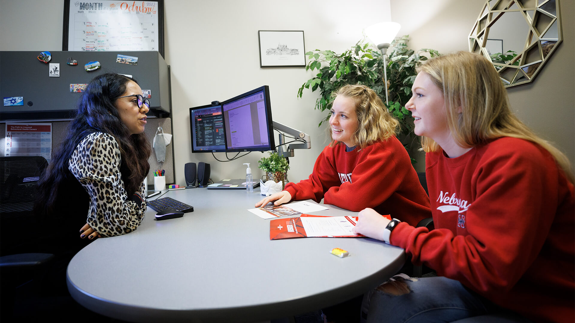 2 girls in an advising appointment